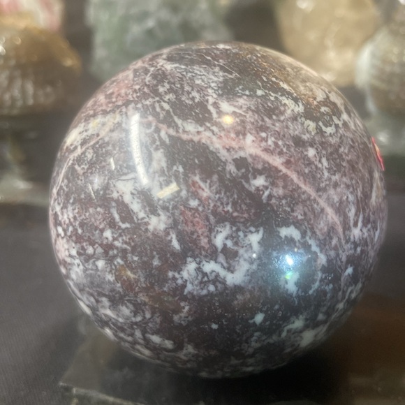 Beautiful purple and white and lavender lepidolite sphere 68 mm 391 g - Picture 4 of 4